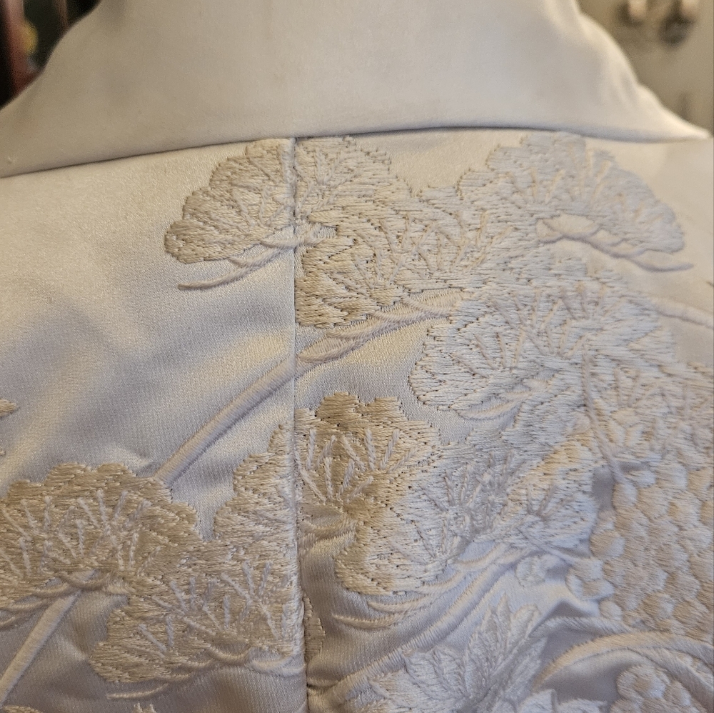 Authentic Japanese White Silk Embroidered Padded Women's Wedding Kimomo - Picture 11 of 15